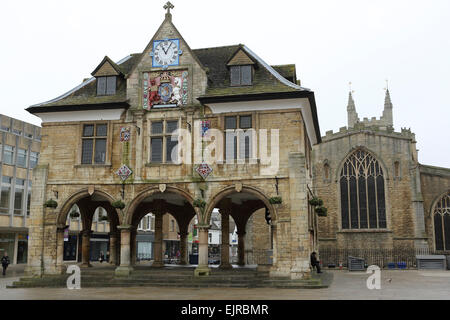 La Guildhall (alias Croix de beurre) à Peterborough, Royaume-Uni. Le bâtiment du 17ème siècle se dresse sur la place de la cathédrale. Banque D'Images