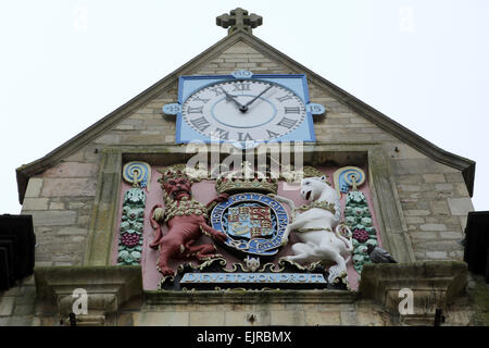 Le lion royal et unicorn armoiries sur la Guildhall (alias Croix de beurre) à Peterborough, Royaume-Uni. Le 17e siècle Banque D'Images