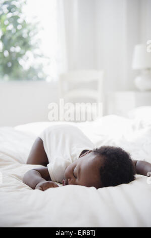 Dormir sur un lit bébé noir Banque D'Images