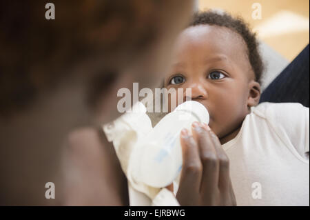 Close up of Black mère nourrir bébé garçon Banque D'Images