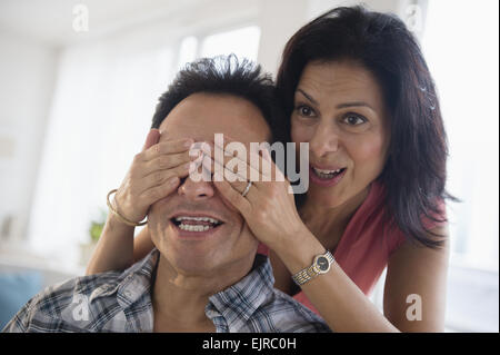 Les yeux du mari femme couvrant Banque D'Images