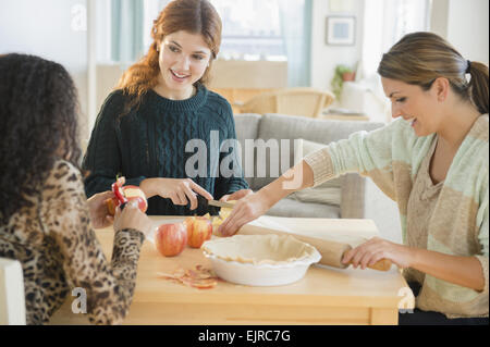 Les femmes dans la cuisine tarte au four Banque D'Images
