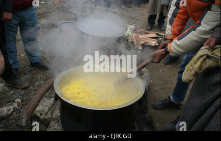 Srinagar, Cachemire sous administration indienne. 31 mars, 2015. Un groupe d'exécuter une obligation sociale viennent religieux afin d'obtenir des bénédictions divines pour que la pluie s'arrête à Dalgate Crédit : Sofi Suhail/Alamy Live News Banque D'Images