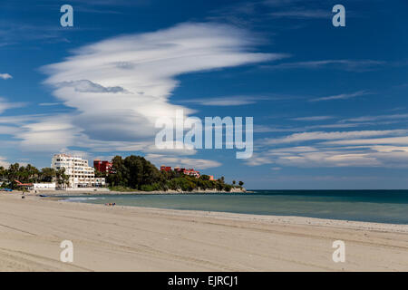 Les formations de nuages lenticulaires au-dessus de la Méditerranée sur la Costa del Sol, Andalousie, Espagne Banque D'Images