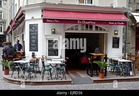 Corner street café dans la vieille ville fortifiée de Saint Malo Banque D'Images
