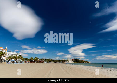 Les formations de nuages lenticulaires au-dessus de la Méditerranée sur la Costa del Sol, Andalousie, Espagne Banque D'Images