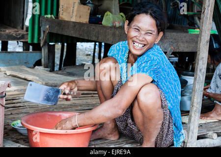 Village de pêcheurs - lifestyle, Kep, au Cambodge. Une femme heureuse de préparer le déjeuner. Banque D'Images