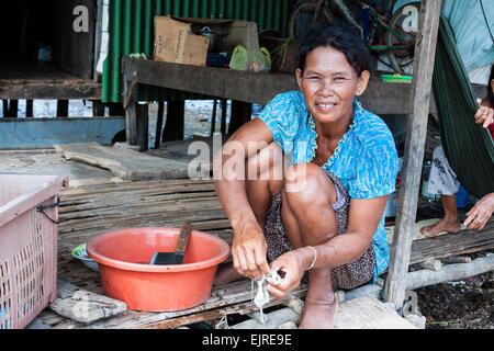 Village de pêcheurs - lifestyle, Kep, au Cambodge. Une femme heureuse de préparer le déjeuner. Banque D'Images