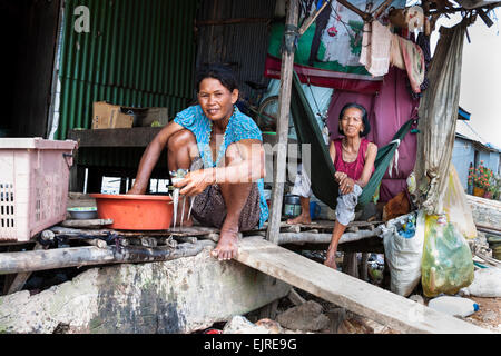 Village de pêcheurs - lifestyle, Kep, au Cambodge. Une femme heureuse de préparer le déjeuner. Banque D'Images