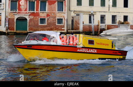 Bateau Ambulance sur le Grand Canal au crépuscule, Venise, Italie. Banque D'Images