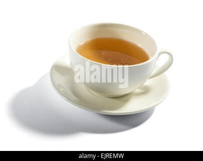 Tasse de thé dans une tasse de porcelaine blanche, high angle view de la boisson sur un fond blanc Banque D'Images