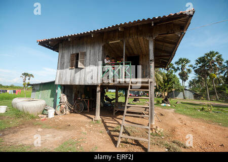 Famille typique maison en bois au Cambodge, en Asie. Banque D'Images