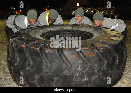 Les soldats de l'Armée américaine du 2e régiment de cavalerie effectuer un flip de pneus pendant le conditionnement physique à Vilseck, caserne Rose, Allemagne, 7 février 2013. Spécialiste de l'information visuelle Markus Rauchenberger/relâché Banque D'Images