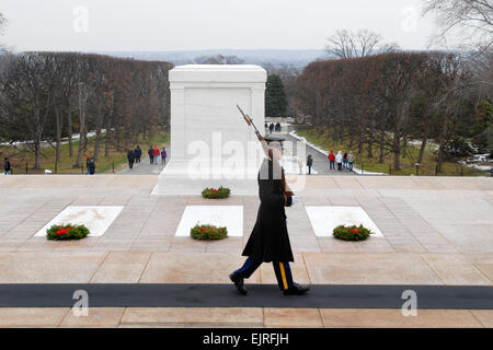 Membre de l'Armée américaine sur la garde d'honneur, 3e Régiment d'infanterie des États-Unis depuis les marches des couronnes placées sur la Tombe du Soldat inconnu au cimetière national d'Arlington, à Arlington, en Virginie, le 14 décembre 2013. Des milliers de bénévoles ont aidé à placer plus de 143 000 couronnes sur les tombes des membres de tombé dans le cadre de l'événement annuel des couronnes à travers l'Amérique. Ministère de la Défense photo par Sebastian Sciotti Jr. Banque D'Images