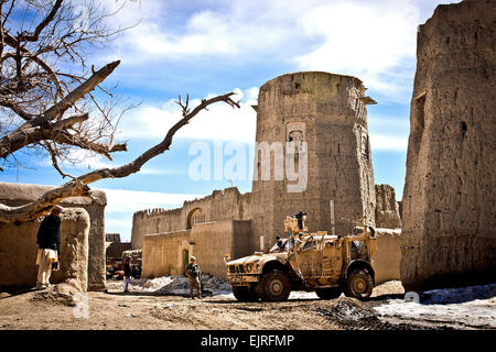 Les soldats de l'armée des États-Unis à partir du 1er peloton, Compagnie A, 1er Bataillon, 2e Brigade d'infanterie, Groupe de travail Blackhawk, boucler la place de la ville d'un petit village près d'avant poste Yosef Khel le 10 mars. Le Sgt. Ken cicatrice, 7e MPAD Banque D'Images