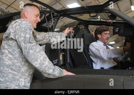 Le Sgt. 1re classe Ron Bolinsky gauche, chef du comité en charge de la formation initiale d'étudiants, 128e Brigade d'aviation, Fort Eustis, Va., explique comment l'exploitation d'une AH-64D Longbow Apache Hélicoptère à Felker Army Airfield à Trent Di Giulio de Dallas et membre de l'Association Conférence d'orientation de la Défense, au cours de la visite de DOCA Training and Doctrine Command l'après-midi du 30 juillet à Fort Eustis en Virginie, U.S. Army Sgt. 1re classe Kelly Jo Bridgwater, Training and Doctrine Command Public Affairs Banque D'Images