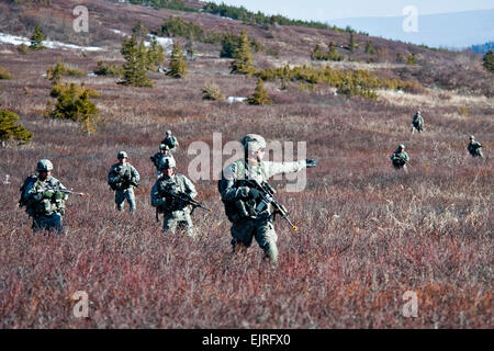 Soldats font leur chemin à travers la chaîne de montagnes Chugach Alaska pendant un exercice de formation d'assaut aérien le 12 mai 2011. Les soldats sont affectés à la société C, 1er Bataillon, 501e Régiment d'infanterie. Airman Senior Christopher Gross, U.S. Air Force. Banque D'Images