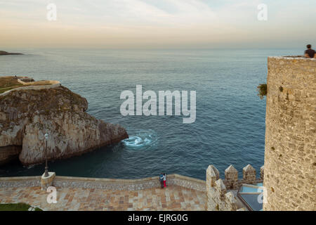 Vue sur la mer de la Cantabrie du château de Castro Urdiales, Cantabria, Espagne, Europe. Banque D'Images