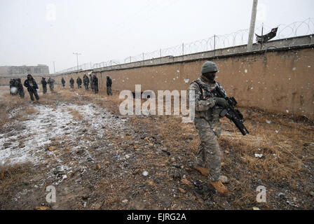 Le Sgt. Paul Ogwal du siège et de l'Administration centrale, de l'entreprise 33e Infantry Brigade Combat Team Combined Joint Task Force Phoenix VIII, dirige une équipe d'agents de la Police nationale afghane et de sous-officiers au cours de la formation du mouvement en direction de la Police de District Six, à Kaboul, en Afghanistan. La CPS. Luke S. Austin, photojournaliste Banque D'Images