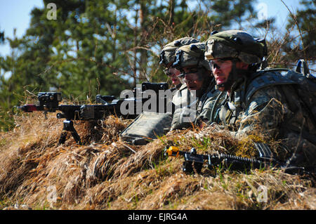 Soldats du 2e Bataillon, 503e Régiment d'infanterie, 173ème Airborne Brigade Combat Team assurent la sécurité lors d'un exercice d'entraînement à la préparation interarmées multinationale Centre à Hohenfels, Allemagne, le 16 mars 2012. La CPS. Michael Sharp, de l'armée américaine. Publié Banque D'Images