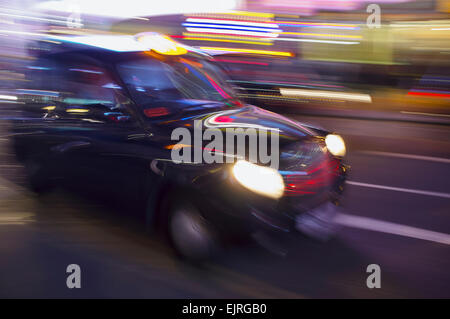 Abstract image floue d'un London taxi roulant sur une rue. Banque D'Images