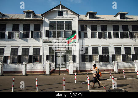 Ministère de l'éducation, construction 1921, ancien bâtiment colonial en bois dans la ville de Paramaribo, Suriname Banque D'Images