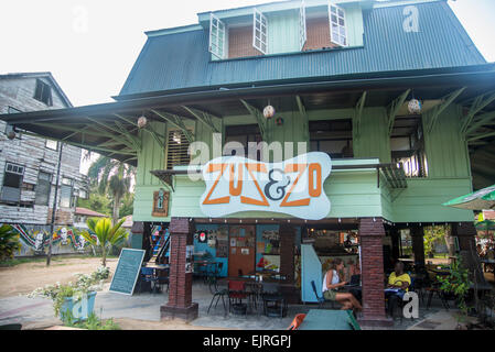 La ZUS en Zo guesthouse, ancien bâtiment colonial en bois dans la ville de Paramaribo, Site du patrimoine mondial de l'UNESCO, le Suriname Banque D'Images