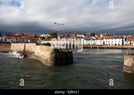 Ciel orageux sur St Monans Harbour East Neuk de Fife en Écosse Banque D'Images