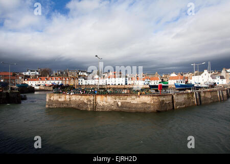 Ciel orageux sur St Monans Harbour East Neuk de Fife en Écosse Banque D'Images