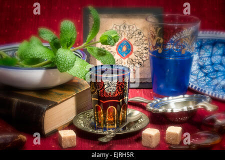 Thé à la menthe est une boisson rafraîchissante arabe traditionnelle Banque D'Images