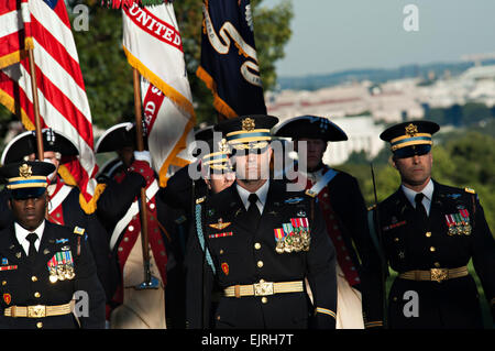 L'Armée américaine Des soldats du 3e Régiment d'infanterie 'la vieille garde' mars pendant le crépuscule et l'encours de tatouage De Service Civil cérémonie de remise de prix à Joint Base Myer-Henderson Hall, en Virginie, le 11 octobre 2012. Le sergent de l'armée américaine. Teddy Wade Banque D'Images