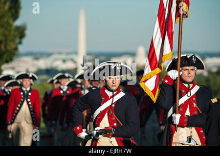 L'Armée américaine Des soldats du 3e Régiment d'infanterie 'la vieille garde' et la Fife and Drum Corps effectuer pendant le crépuscule et l'encours de tatouage De Service Civil cérémonie de remise de prix à Joint Base Myer-Henderson Hall, en Virginie, le 11 octobre 2012. Le sergent de l'armée américaine. Teddy Wade Banque D'Images