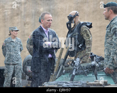 FORT Bragg, N.C. -- Le sous-secrétaire de l'armée, l'honorable Brad Carson, examine les systèmes d'armes avec un soldat des forces spéciales au cours d'une visite sur l'aire 37, Fort Bragg. L'honorable Carson a rencontré des soldats de la USASOC d'acquérir une connaissance des forces d'opérations spéciales de l'armée et leurs capacités. Crédit Photo : Sgt. Daniel A. Carter, Affaires publiques de la USASOC Banque D'Images