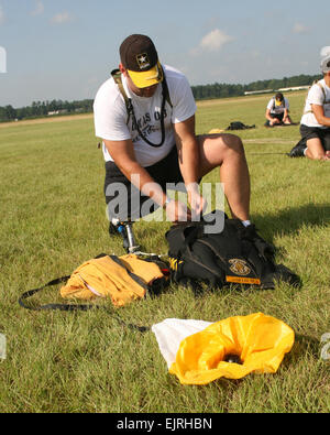 Daniel SFC M Metzdorf packs son parachute après Chevalier doré d'évaluation et de sélection de l'équipe de formation à la zone de chute dans la région de Lexington, Caroline du Nord. Donna Dixon. Article connexe /-news/2008/10/31/13817-armée-parachute-team-diplômés, premier blessé-guerrier-et-plus-femelle-class Banque D'Images