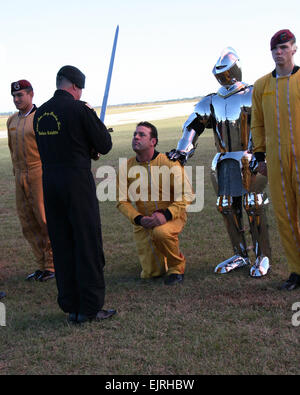 Daniel M Metzdorf SFC s'agenouille pour réciter le Credo Golden Knight comme il est fait chevalier par LTC Anthony Aneth. photographiée avec épée également sur la photo de gauche à droite : Christopher SSG Acevedo, U.S.A.P.T. Knight, Joel Rowley ; le Sergent Trevor Oppenborn. Donna Dixon. Article connexe /-news/2008/10/31/13817-armée-parachute-team-diplômés, premier blessé-guerrier-et-plus-femelle-class Banque D'Images