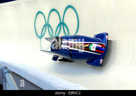 Le sergent de l'armée américaine. John Napier entraîne le 12e meilleur temps de 52,28 secondes avec Steve Langton dans la première épreuve des Jeux olympiques de bobsleigh à deux de la concurrence au centre de glisse de Whistler en Colombie-Britannique, le 20 février 2010. Après deux des quatre épreuves, le USA II traîneau est en 11e place avec un temps cumulatif de 1:44,73. Tim Hipps, FMWRC Les Affaires publiques de l'armée américaine site officiel des Jeux Olympiques Jeux olympiques / Banque D'Images