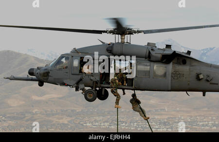 Les soldats de l'armée américaine des 19e Forces spéciales de l'Utah National Guard sont levés à bord d'un hélicoptère Pave Hawk HH-60 de la Force aérienne au-dessus de la zone d'essais et d'entraînement de l'Utah le 9 novembre 2007, au cours de l'exercice d'intégration de la recherche et du sauvetage au combat. L'entraînement a été donné par des aviateurs du 34e Escadron d'armes, à l'École des armes de la Force aérienne des États-Unis, à la base aérienne de Nellis, au Nevada. L'objectif de l'exercice était d'élargir l'expertise et l'intégration avec la 211e Escadre du Rotary interarmées Apache AH-64 de l'Utah, Biens de percuteur Fighter Fighter Squadron F-16 Fighting Falcon, 19e Forces d'opérations spéciales, Banque D'Images