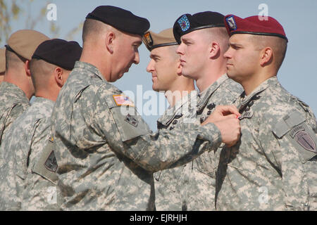 Le major-général Michael Barbero, Fort Benning, général commandant les broches a l'Étoile de bronze avec "V" sur le Sgt. David 1ère classe Dzwik. Également sur la photo sont le Capitaine Matthew Myer, à gauche, et Sgt. Michael Denton. Histoires de bravoure /Valor Voir l'histoire ici : bit.ly/8bit.ly/qycZ qycZ 8 Banque D'Images