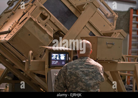 Les soldats de la 1st Air Cavalry Brigade, Division de cavalerie, s'arc-boutent à l'intérieur de la simulation d'Humvee, tandis qu'Odessa, Texas Le Sergent natif. 1re classe Jeremy Weisheit, le sergent du peloton des opérations pour le 1er PBR, incline l'Humvee à sa limite critique pendant une grande mobilité véhicule à roues multi-usage de l'aide de sortie classe formateur, à Fort Hood, au Texas, le 9 février. Le programme de la chaleur permet aux soldats de l'expérience de ce que c'est que d'être renversé dans un Humvee, a affirmé le Sgt. Blake Kennedy, le sergent des opérations incendies pour le 1er de l'ACB. Le formateur peut bouleverser complètement les soldats à l'envers. Banque D'Images