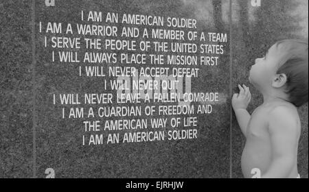 Eddy, fils de la CPS. Franklin Monack, 2e Bataillon, 13e Régiment d'aviation, visite le Veteran's Memorial au parc Memorial à Cupertino, Californie, le 3 octobre 2012. Kimberly Marie Monack Banque D'Images