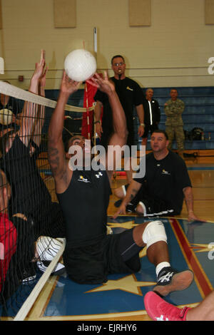 Le SGT Delvin Maston, Ft. Sam Houston Warrior Transition bataillon, définit le ballon pour un coéquipier de volleyball assis de l'armée au cours de jeu net lors d'une récente mêlée à l'Armée de l'Air Force Academy École préparatoire de sport. En plus d'être un athlète de classe mondiale de volleyball assis - il est membre de l'armée qui a remporté la médaille d'or 2011 L'équipe de basket-ball en fauteuil roulant, aussi. De note, Maston est le capitaine de l'équipe, USA Volleyball Volleyball assis haute performance et de l'équipe travaille dur pour être athlète paralympique américaine. Maston et ses coéquipiers de volleyball assis sur le plan d'amélioration de l'équipe d'argent 2011 Banque D'Images