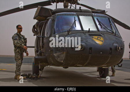 Sur la ligne de vol de Beurhing Camp, le Koweït, l'Adjudant-chef 2 Eric Huff de San Diego, un UH-60 Black Hawk le pilote d'hélicoptère dans la société B, 3e Bataillon d'hélicoptères d'assaut, 227e Régiment d'aviation, 1st Air Cavalry Brigade, Division de cavalerie, effectue un tour d'inspection de son appareil avant de terminer la dernière partie de ses qualités, la poussière de jour 7 mai. Qualifications de poussière sont obligatoires pour les aviateurs à remplir avant d'entrer en Irak. Les débarquements de poussière maître aviateurs avant de se rendre à l'Iraq /-news/2009/05/09/20869-aviateurs-master-poussière avant les débarquements d'un en-tête-à-Iraq Banque D'Images