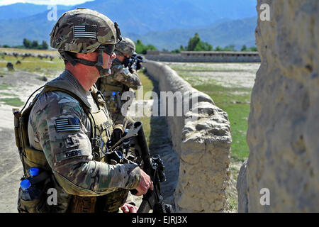 U.S. Army National Guard 1er lieutenant Randal Krebs, originaire de San Antonio, Texas, fournit la sécurité en tant que membres de l'Équipe provinciale de reconstruction conduite du personnel de Kunar, contrôles de qualité et parler aux sections locales dans le cadre d'une patrouille le 12 mai. Krebs est le chef de section de l'élément de la force de sécurité de l'équipe de reconstruction provinciale, et est déployée à partir de la Compagnie Alpha, 1er Bataillon, 143ème Airborne Infanterie hors de Austin, Texas. Banque D'Images