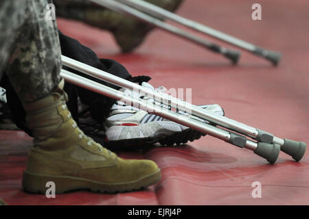 Des soldats américains qui sont blessés, malades ou blessés, assister à une transition à l'événement guerrier Brigade Walter Reed Army Medical Center à Washington, D.C., 27 janvier 2010. Au cours de l'événement, l'astronaute de la NASA et le colonel de l'armée à la retraite Patrick G. Forrester a présenté le drapeau de la Brigade de Transition guerrier qui a été effectué sur la Station spatiale internationale pour les soldats de leur service militaire. La Marine américaine Maître de 1re classe Molly A. Burgess Banque D'Images