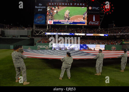 Les soldats de l'armée américaine et de la Force aérienne de l'aviation de la Garde nationale D.C. se déploient deux géants les drapeaux sur le champ extérieur lors des cérémonies d'avant-match pour le premier match au parc nationaux à Washington, D.C., le 30 mars 2008. Le s.. Jim Greenhill publié Banque D'Images