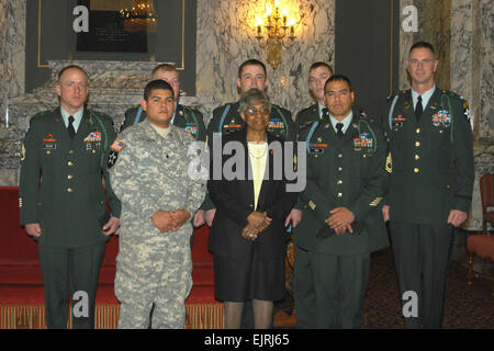 De l'arrière gauche, le personnel de l'Armée américaine les sgt. Shawn McGuire, Jon M. Hilliard, David Plush, Steven Peters, SPC. Gildardo Cebreros, Washington State Sen. Rosa Franklin, Sgt. 1re classe Iban-Cordero Ismael et le Colonel David Funk, commandant du 3e Bataillon, 2e Stryker Brigade Combat Team, se réunissent à Washington, D.C., le 1 février 2008, après la résolution du Sénat est en lecture au Sénat pour le Silver Star destinataires. Colleen J. Larson publié Banque D'Images