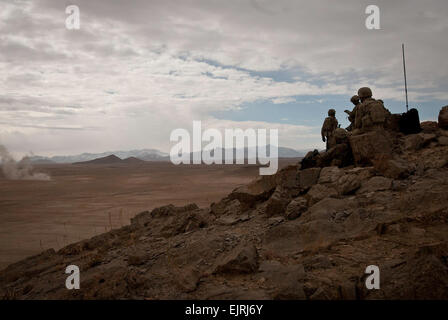 Les soldats avec batterie Alpha, 2e Bataillon d'artillerie, 32, l'équipe de combat de la 4e Brigade d'infanterie, 1re Division d'infanterie, observer l'impact des obus d'artillerie tirés par un obusier D-30 afghan au cours de partenariats en matière de formation dans l'Est de l'Afghanistan, le 21 novembre, 2012. 1ère Division d'infanterie d'observateurs de l'avant train régulièrement avec leurs homologues afghans pour assurer le succès de la remise d'opérations de tir direct et indirect que les forces de sécurité nationales afghanes continuent d'assumer la responsabilité de la mission de sécurité en Afghanistan. Le s.. Nicolas Morales, Groupe de travail 4/1 Affaires Publiques Banque D'Images