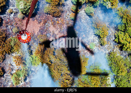 Un hélicoptère CH-47 Chinook de l'Armée de terre effectue une goutte d'eau pendant la lutte contre l'incendie de pointe de l'Est près de La Veta, Colorado, le 21 juin 2013. L'équipage de l'hélicoptère est affecté à la Garde nationale du Colorado 2e bataillon du 135e Régiment, l'Aviation, stationnés sur la base aérienne de Buckley, à Aurora, Colorado Capt Darin Overstreet Banque D'Images