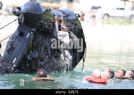 Le Cpl. Denise Houston, un Ridgeland, S.C., indigène, se bloque sur un zodiac comme elle, avec d'autres soldats, essayez d'obtenir la motomarine retourné plus de 14 août à Fort Leonard Wood, Zone de formation 250 Lac. Les troupes de la Compagnie de soutien de l'avant, 94e bataillon du génie, une partie de la 4e Brigade d'amélioration de Manœuvre, 1re Division d'infanterie, ont été contestées avec différentes tâches, y compris des exercices d'embarcation et la natation avec pignon hydrofugé. Banque D'Images