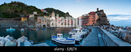 Bateaux dans port, Vernazza, Cinque Terre, ligurie, italie Banque D'Images